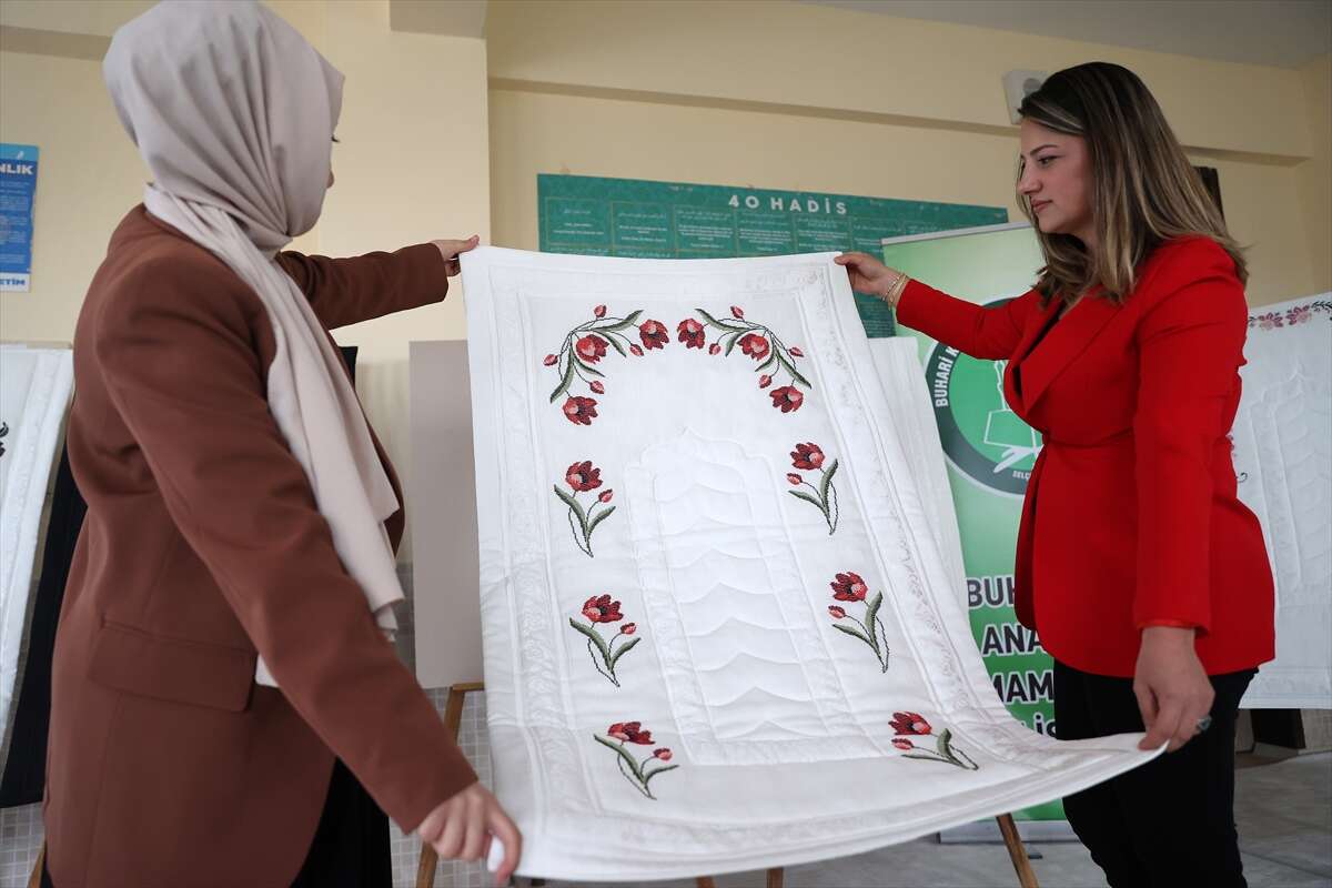 Konya’da İHL öğrencilerinin işledikleri seccadeler Gazze için umut olacak 2